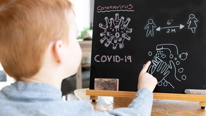 parents 1.jpg?resize=412,232 - Coronavirus: les parents auront-ils un congé en cas de fermeture de classes ?