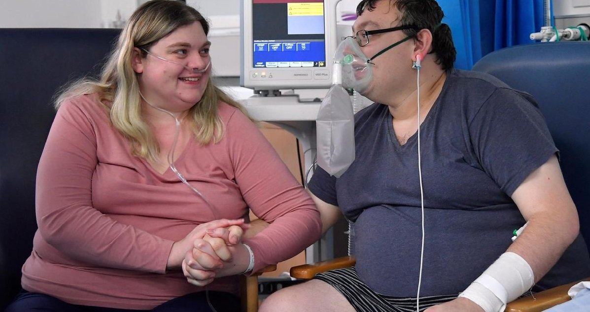 14 mariage.jpg?resize=412,232 - Histoire d'amour: un couple se marie à l'hôpital avant d'être transféré en soins intensifs