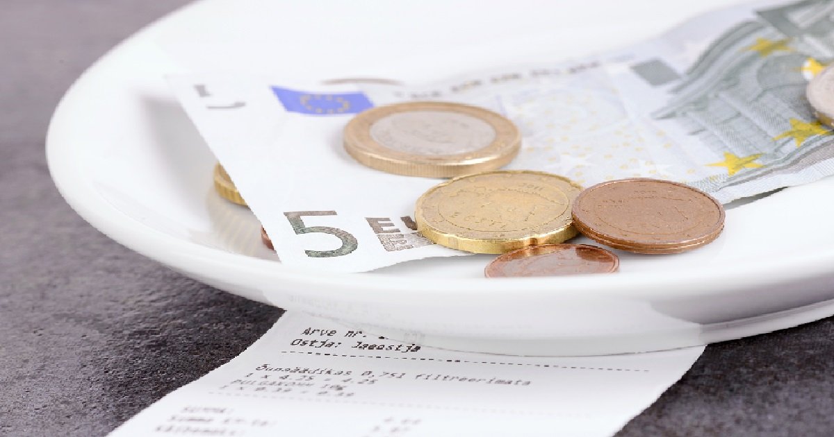 8 tips.jpg?resize=412,232 - Un homme laisse un curieux message et 1000 euros de pourboire à un restaurant